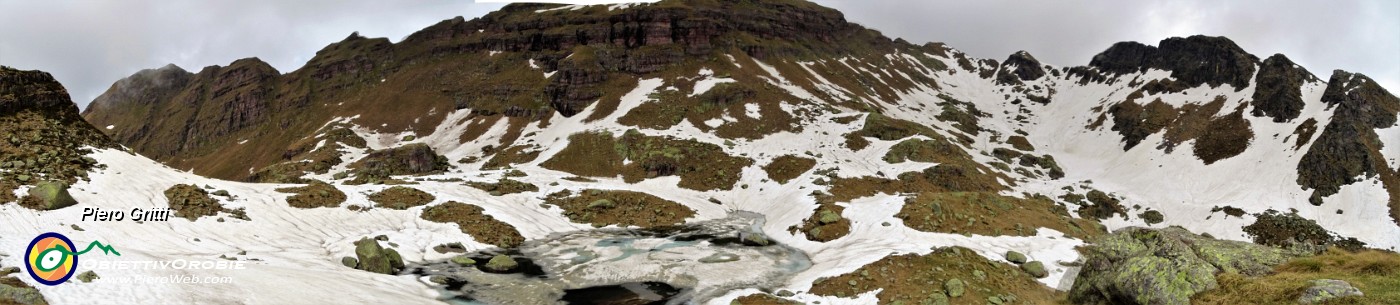 65 Panoramica sul laghetto con sullo sfondo la lunga Pietra Quadra.jpg